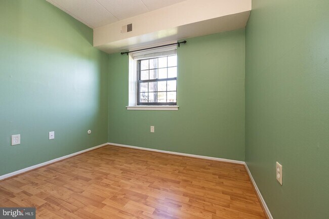Building Photo - 1706 Valley Dr