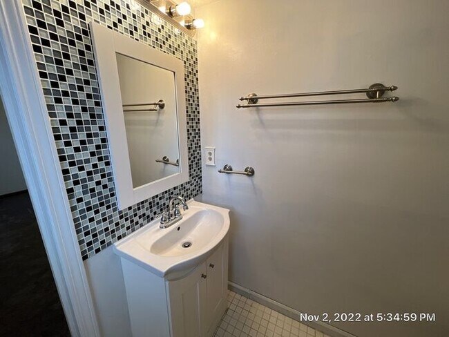 Building Photo - Large Whitehall Ranch Home