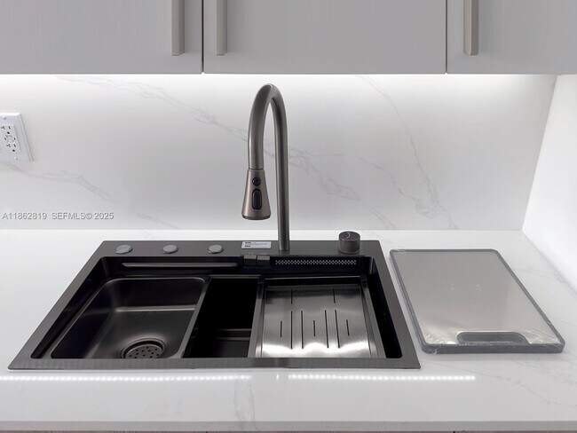 Building Photo - 18181 NE 31st Ct