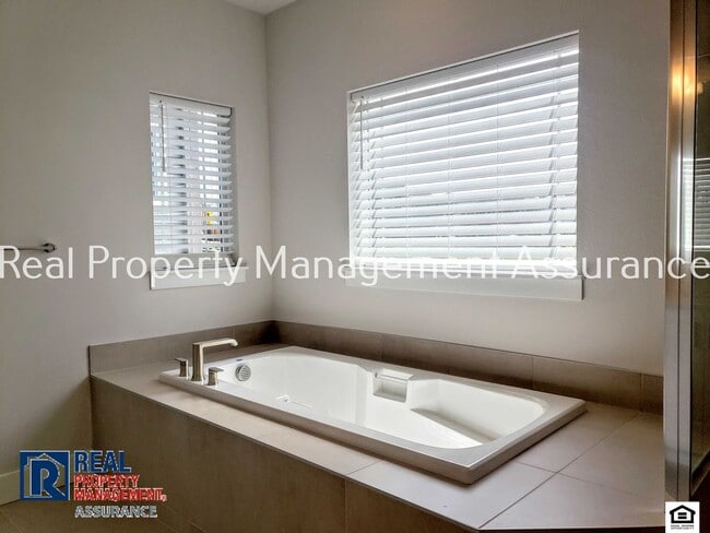 Building Photo - 16870 SW Rockhampton Ln