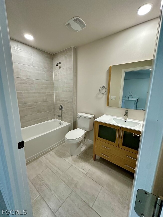 Building Photo - 3821 SW 9th Ave