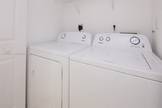 Building Photo - 1155 Brickell Bay Dr