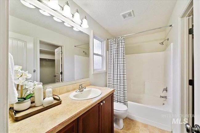 Building Photo - Gorgeous 4 bed 3 Bath Home Located in Meridian