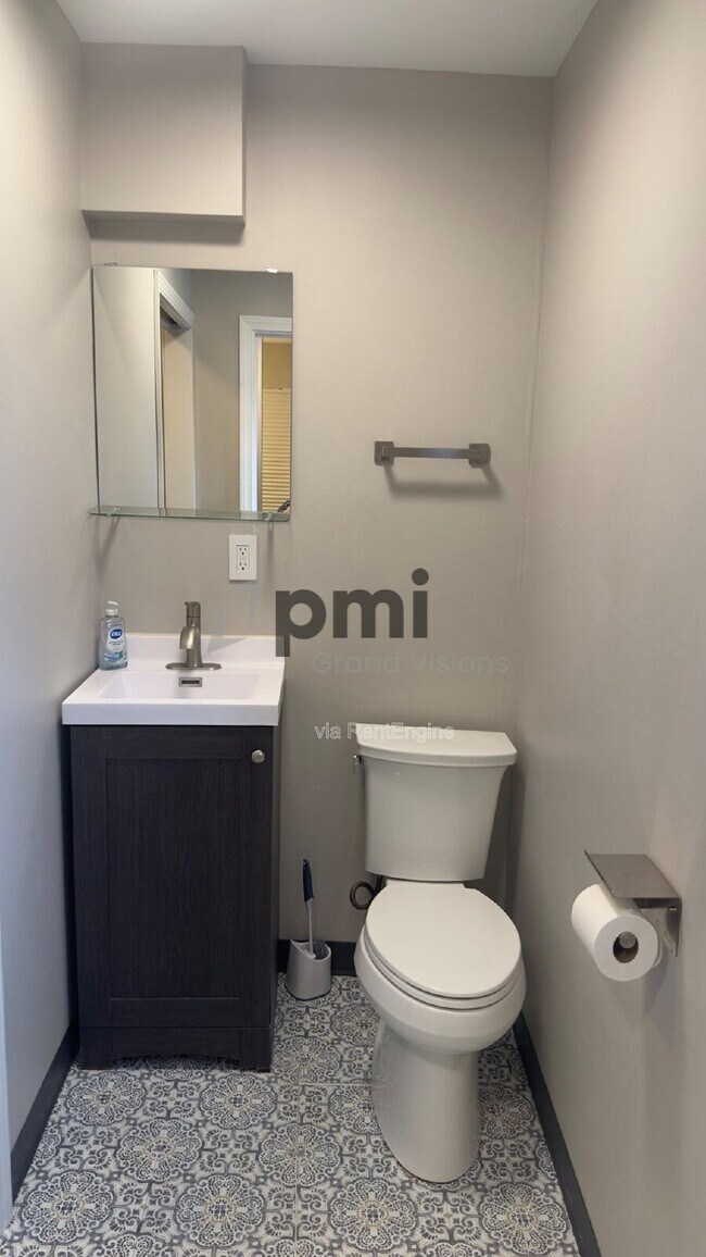 Building Photo - 1528 Division St