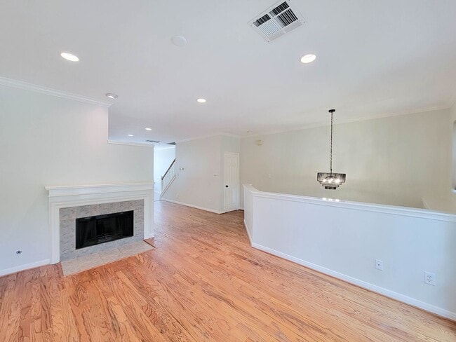 Building Photo - Beautiful Home with a Smart, Functional Floor Plan!