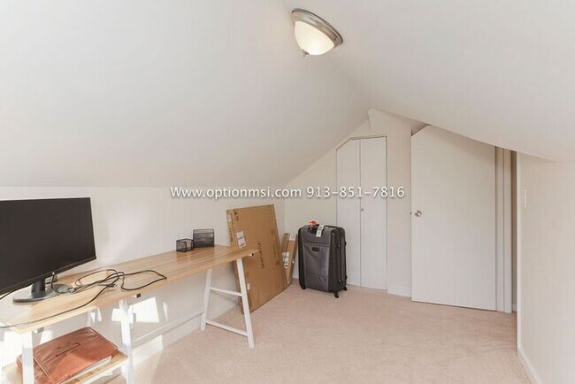 Building Photo - Charming, impeccably clean and maintained ...
