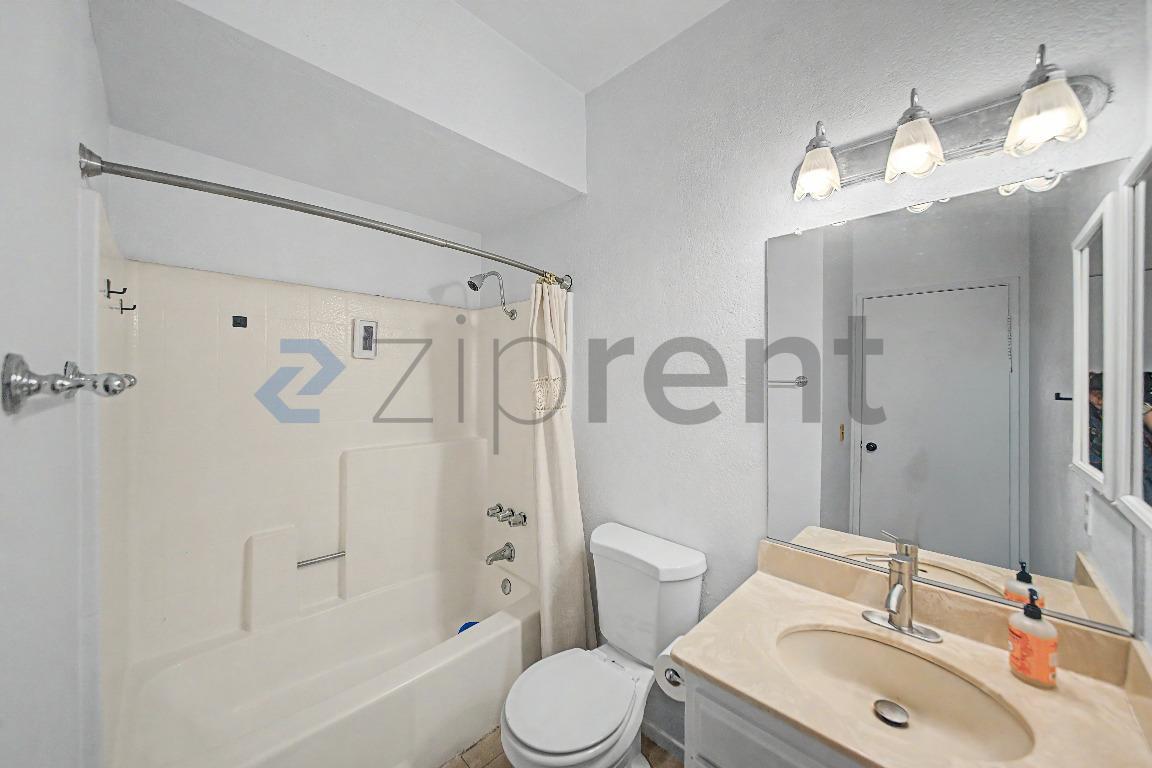 Building Photo - Unit 6