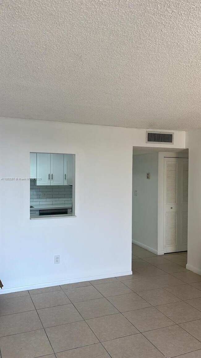 Building Photo - 14211 N Kendall Dr