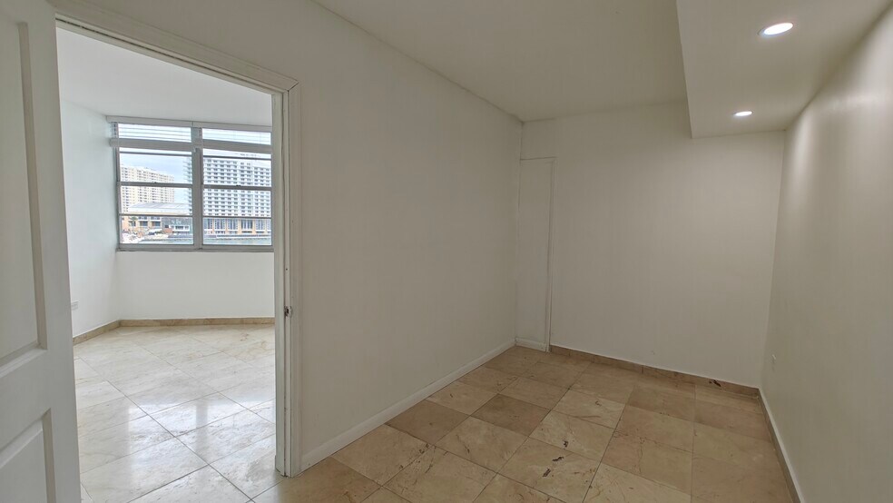 Building Photo - 825 Brickell Bay Dr