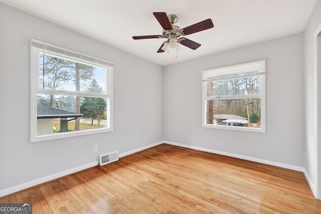 Building Photo - 3178 Pinehill Dr