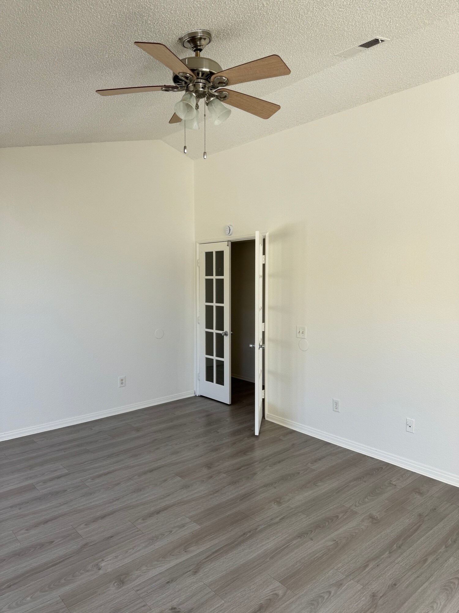 Building Photo - 37413 Norwich Dr