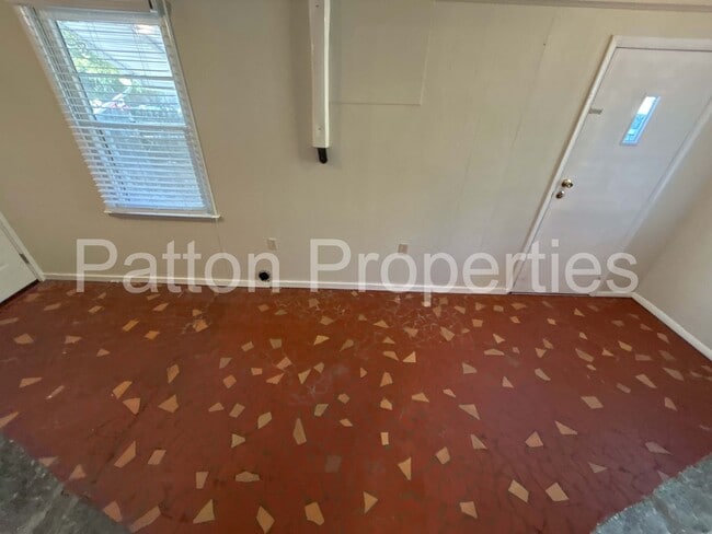 Building Photo - West Columbia Home