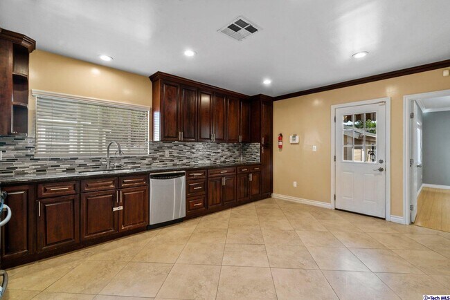 Building Photo - 666 W Lexington Dr