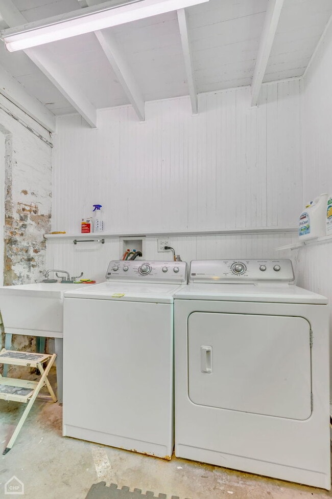 Building Photo - 2229 N Southport Ave