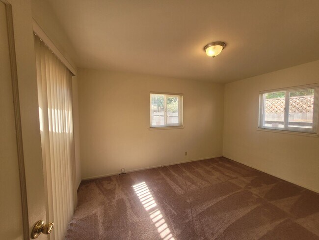 Building Photo - Three bedroom 1 bath with central heat and air