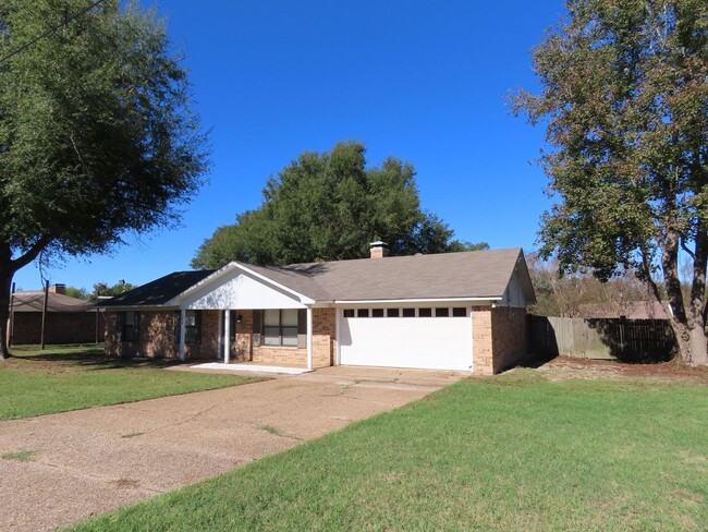 Building Photo - Whitehouse ISD! Lovely 3 Bedroom, 2 Bath Home