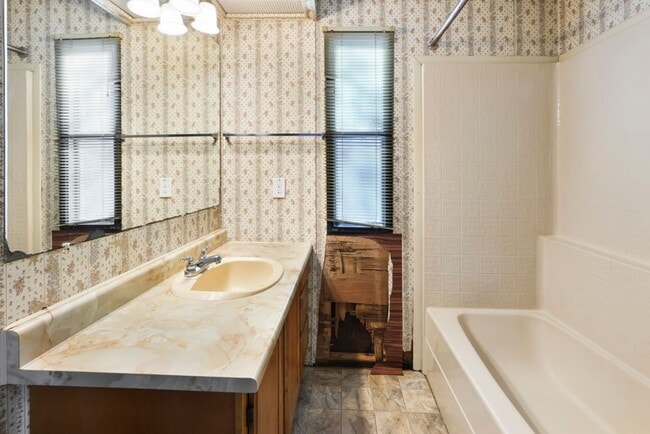 Building Photo - Charming Home Awaits: Spacious & in a Prime Location