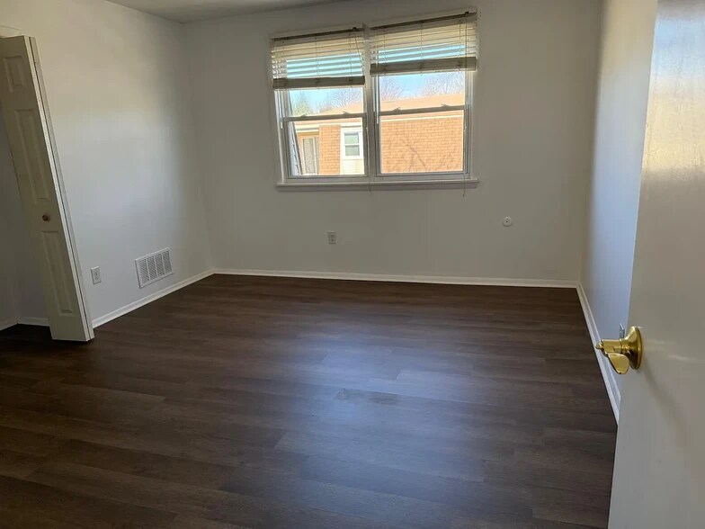 Building Photo - 23 Florence Tollgate Pl