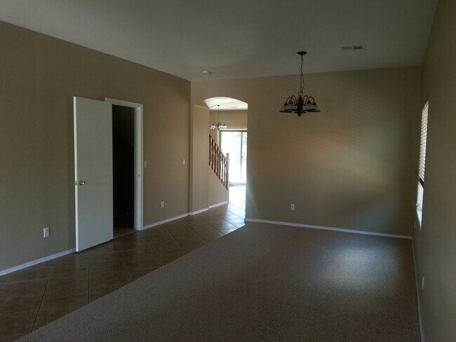 Building Photo - Rare 6 Bed, 3.5 Bath Home in San Tan Valley