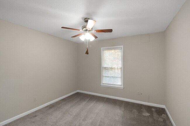 Building Photo - Charming 3BR/2BA Ranch Home with Spacious Backyard & Deck!