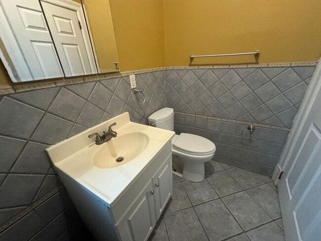 Building Photo - Delightful single-family home