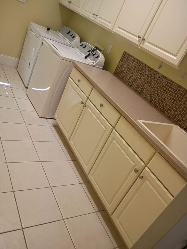 Building Photo - Luxury Living: 4 Bedroom home in Chapel Hill w/ spacious interior | 2 Year Lease Term