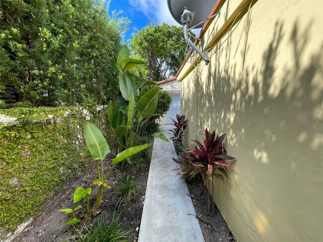 Building Photo - 1018 W 47th St