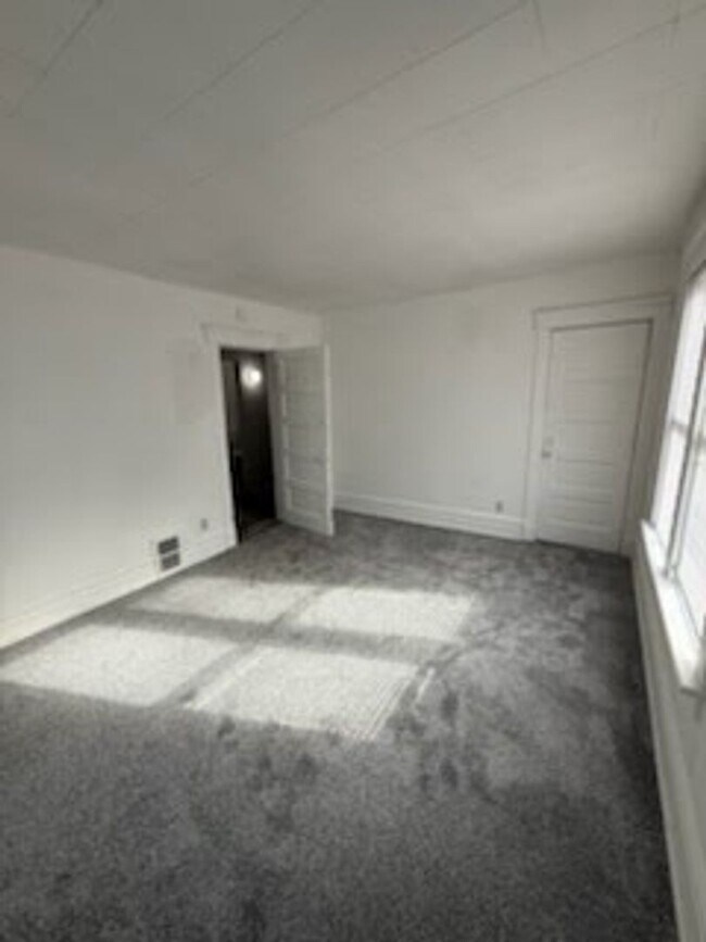 Building Photo - 401 N 5th St