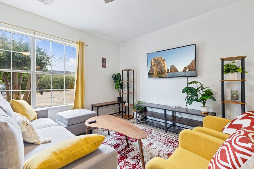 Primary Photo - 1300 Nylic St