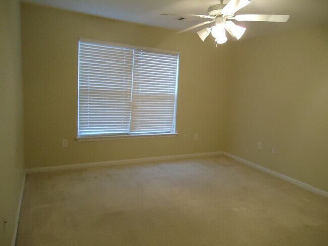 Building Photo - Summit #1012 - End Unit! - PRELEASING FOR AUGUST 2026!