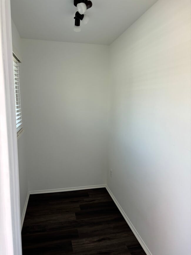 Building Photo - 620 Nahma Ave