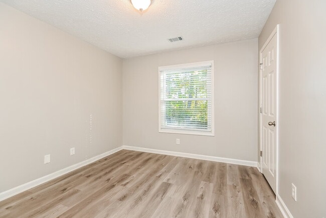 Building Photo - 923 River Rock Dr