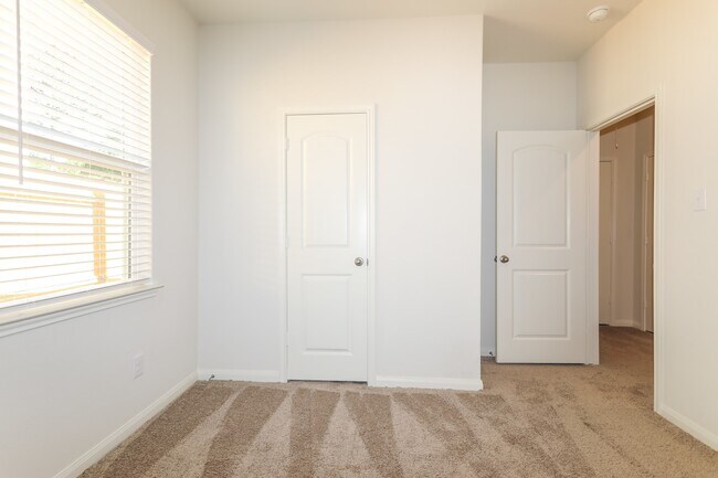 Building Photo - 26877 Steinbeck Dr