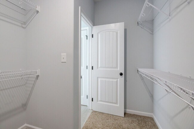 Building Photo - mega Huge wow. 4 bed 3 bath.
