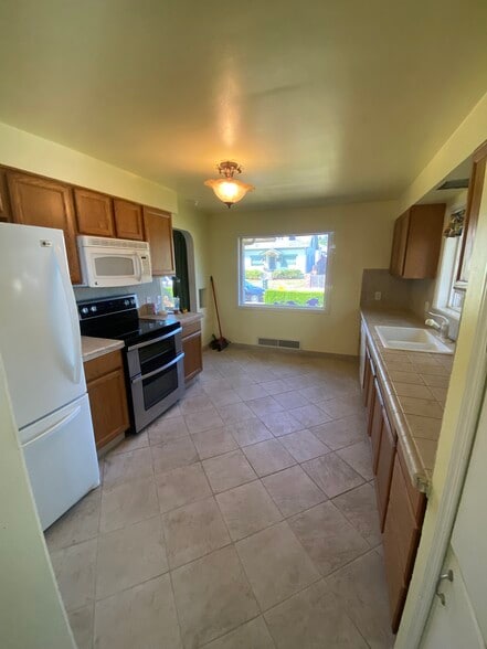 Kitchen - 2575 Sheridan Ave