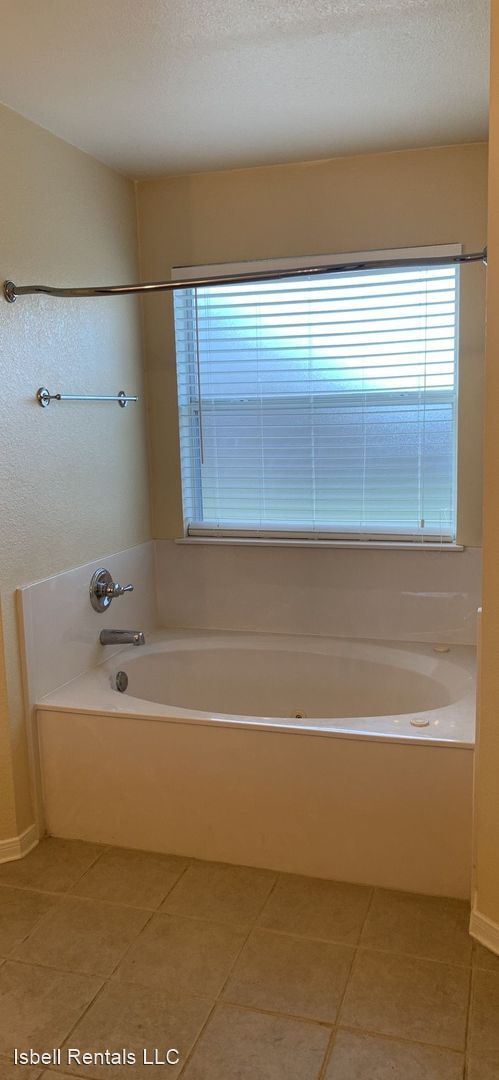 Building Photo - 4 br, 2 bath House - 2501 Wisteria Lane