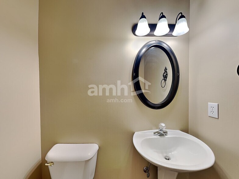 Building Photo - 2002 Woods Run