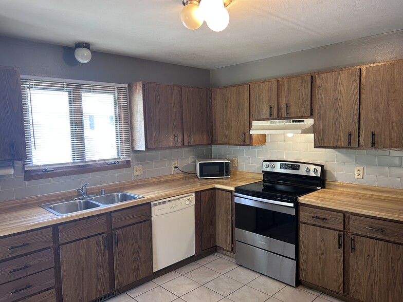 Eat-in kitchen - 1230 S Thompson Dr