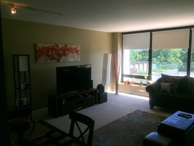 Building Photo - 5445 N Sheridan Rd