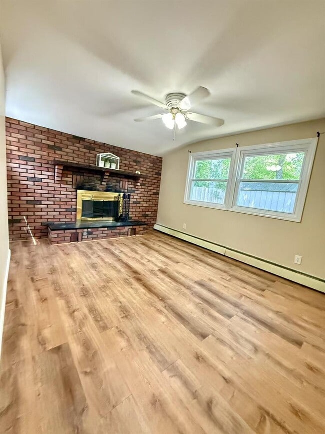 Building Photo - 90 University Heights Dr
