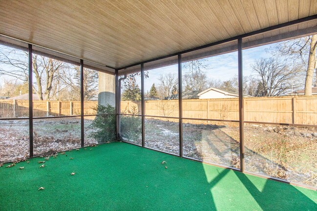 Building Photo - 2149 Lonsdale Dr NE
