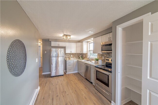 Building Photo - Single Family Ranch close to UofR & Strong Hospital