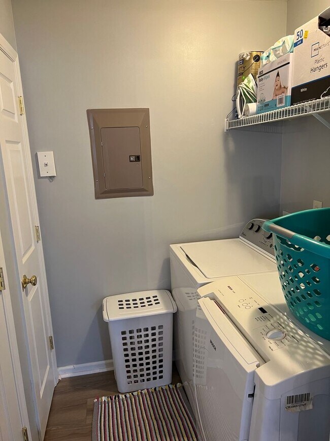 Building Photo - Updated 2-Bedroom Condo in Winston-Salem