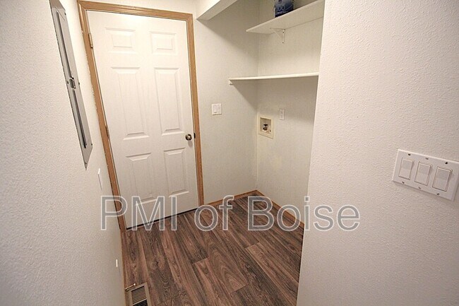 Building Photo - 8013 W Queen Ct