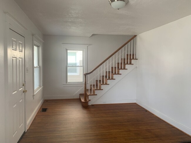 Building Photo - 2 Bedroom Detached House-East End York City