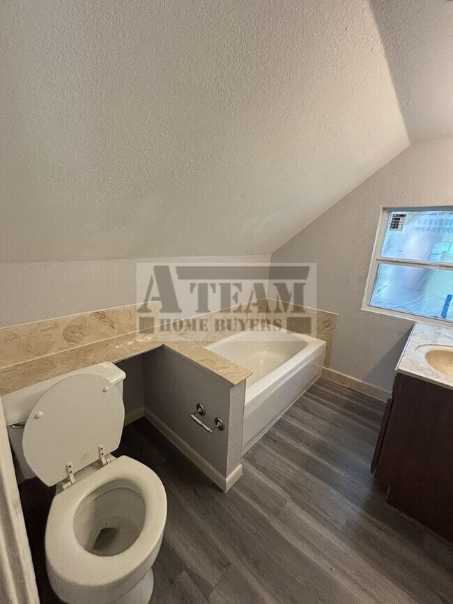 Building Photo - Updated 3 bedroom 2 bathroom