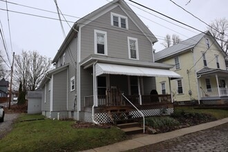 Building Photo - 2-3 bedroom house with 1 car garage in Ind...