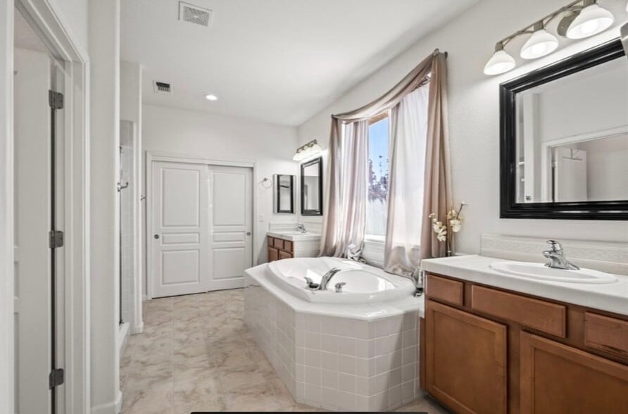 Building Photo - 962 Heritage Way