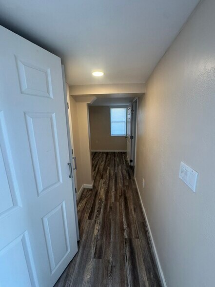 entrance hallway - 29 Hancock Ave