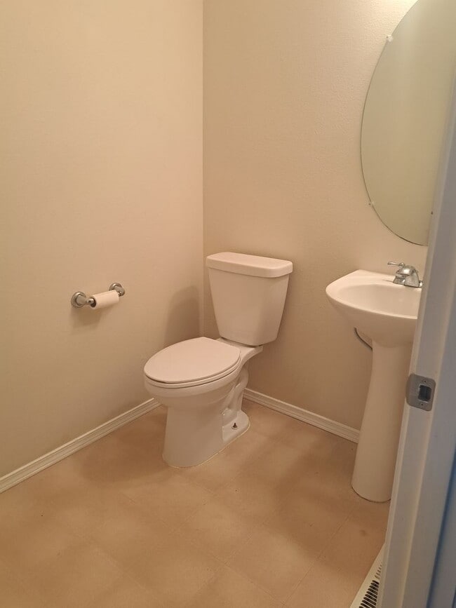 Building Photo - 3 Bedroom Home - Nice back yard -  no appl...
